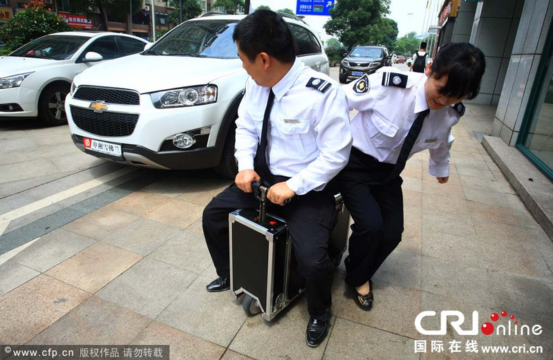 Illustration for article titled This Chinese farmer is recycling suitcases into electric scooters